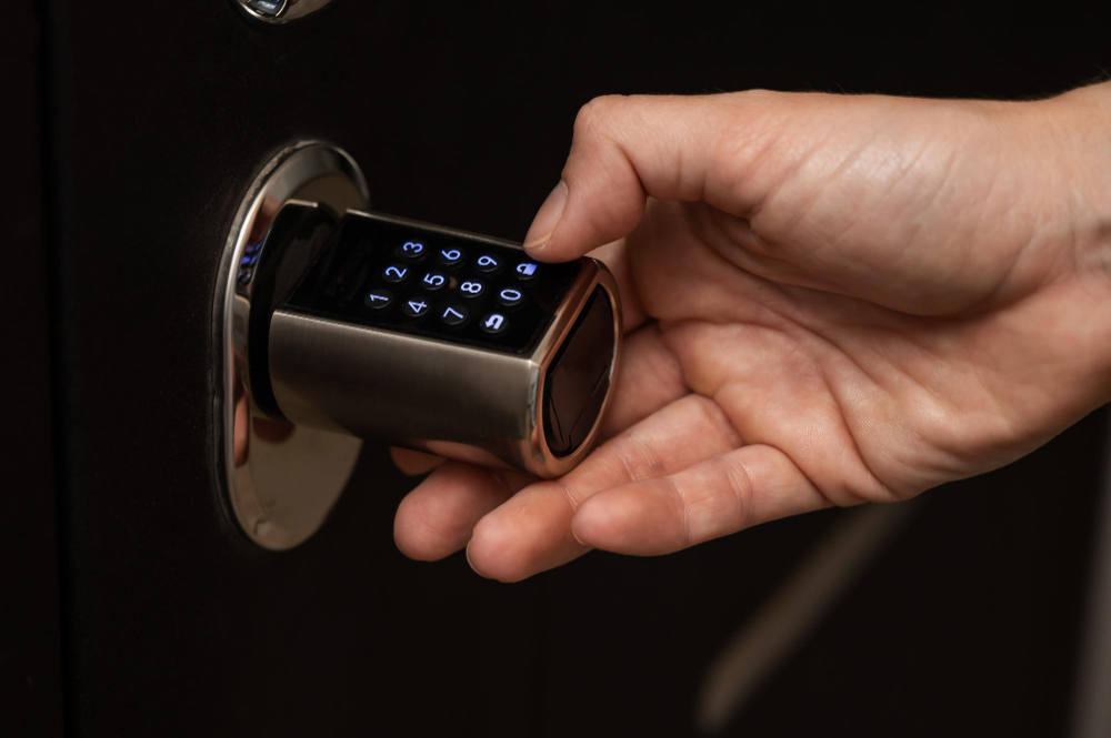 Slotenmaker plaatst slimme sloten en High-Tech Beveiliging 2026 bij woning voor optimale bescherming